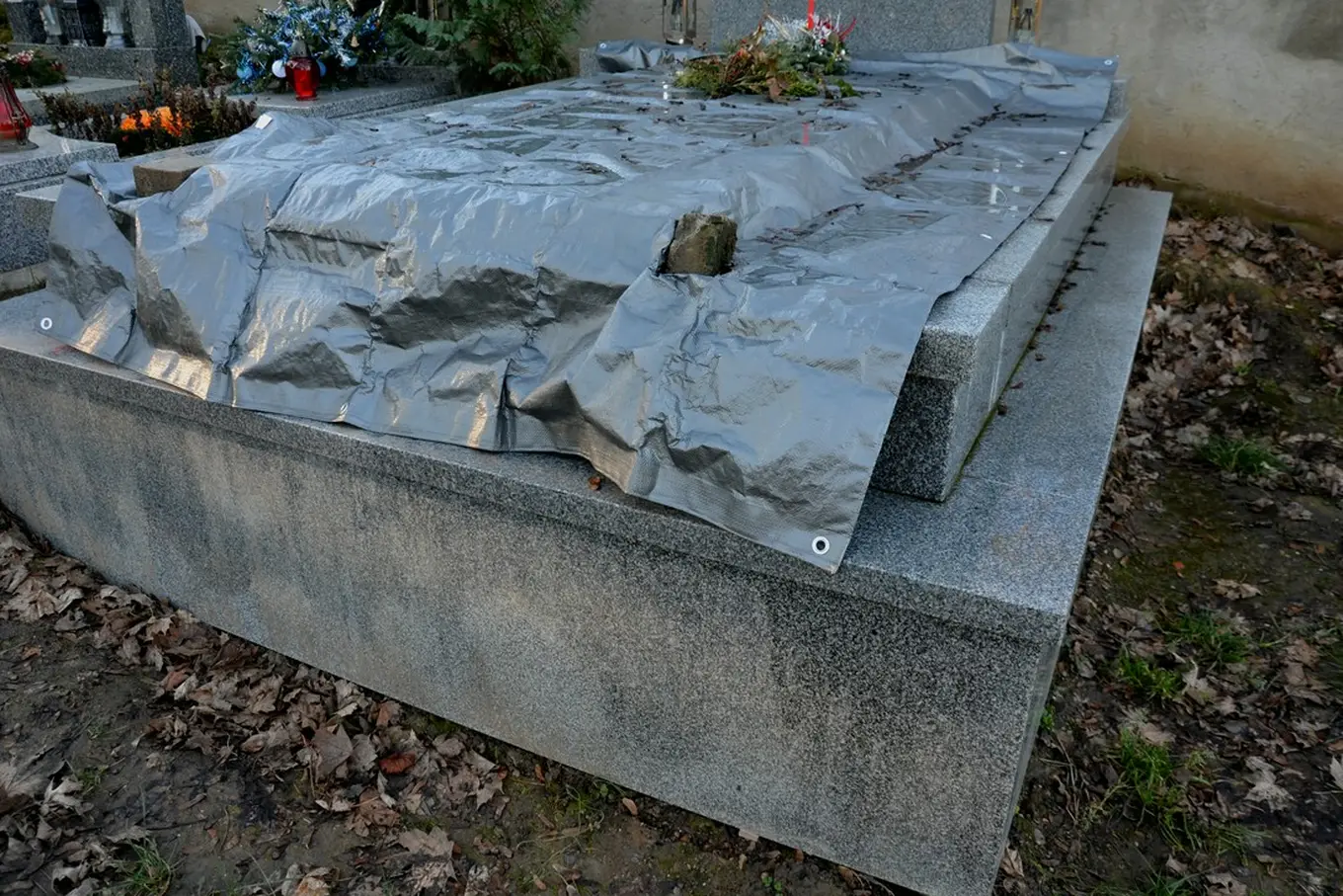 pomnik przykryty plandeką